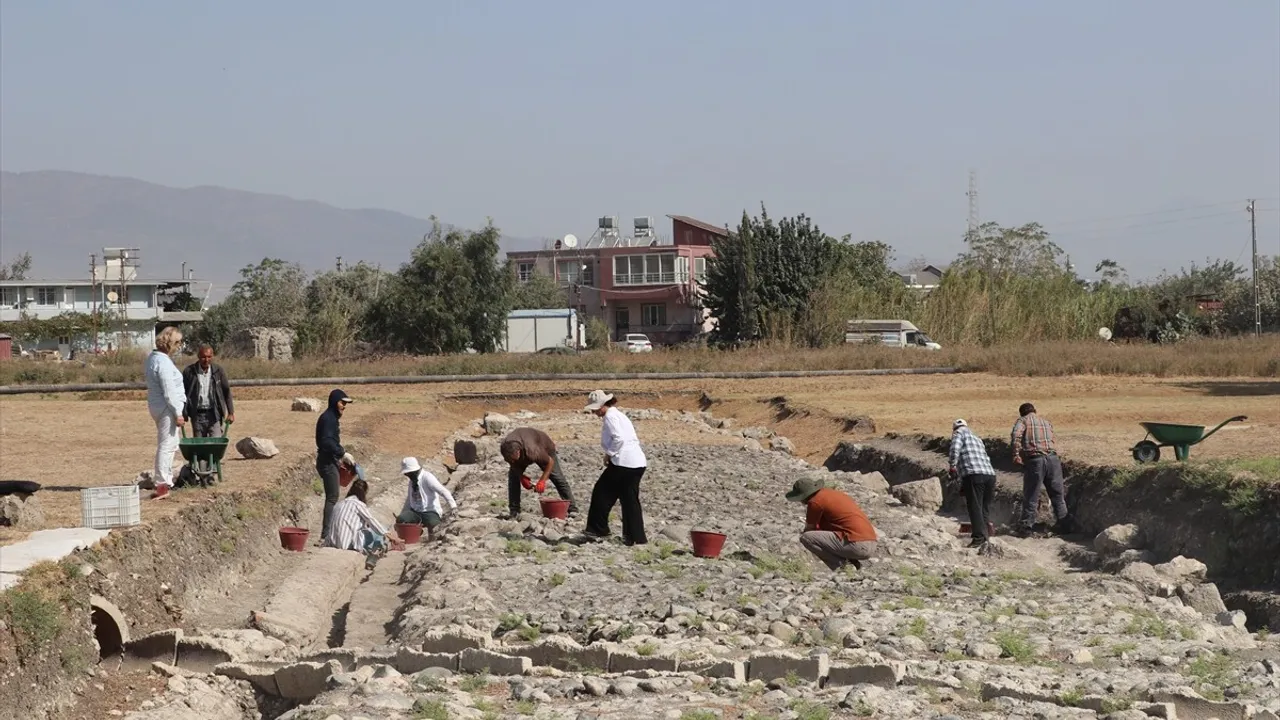 Antakya Antik Hipodromunda Kazılar: Spina'nın Büyük Kısmı Gün Yüzüne Çıkarıldı