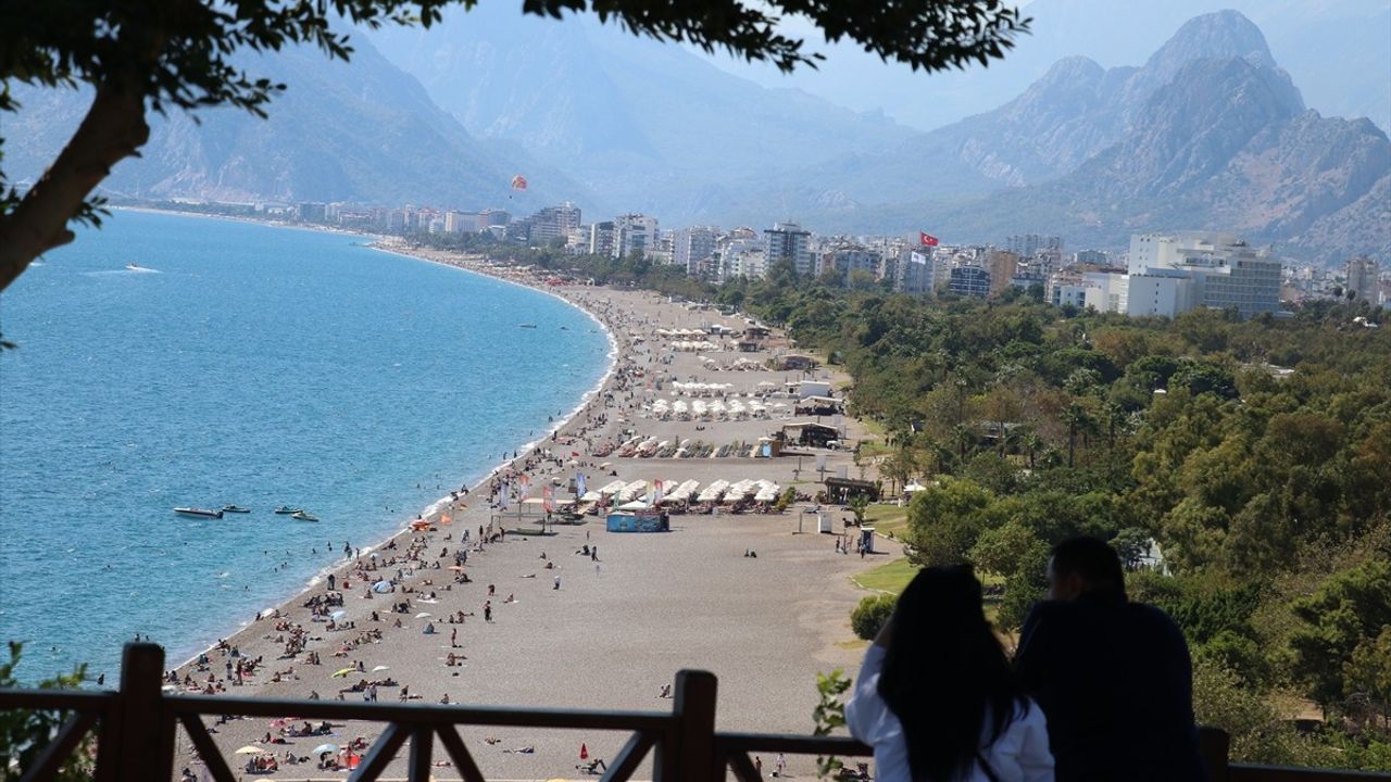 Antalya'da 28°C: Konyaaltı ve Varyant'ta sahil hareketliliği