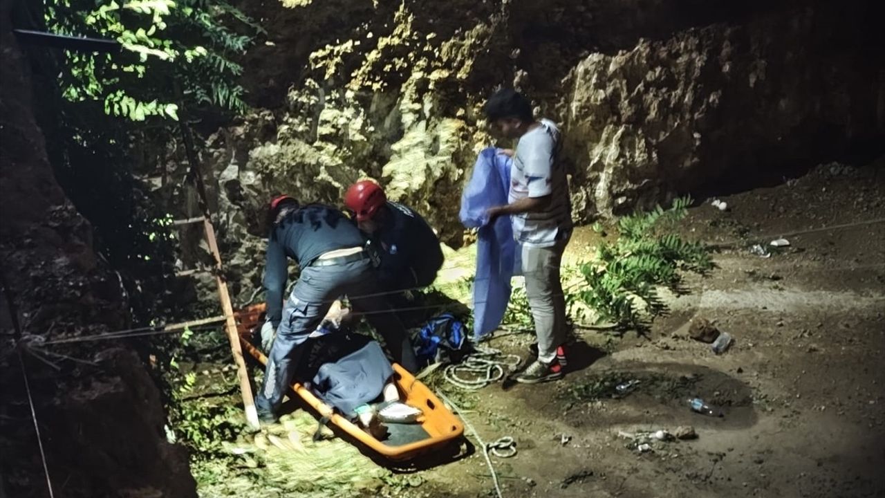 Antalya'da 4 metrelik çukura düşen Rus turist itfaiye tarafından kurtarıldı