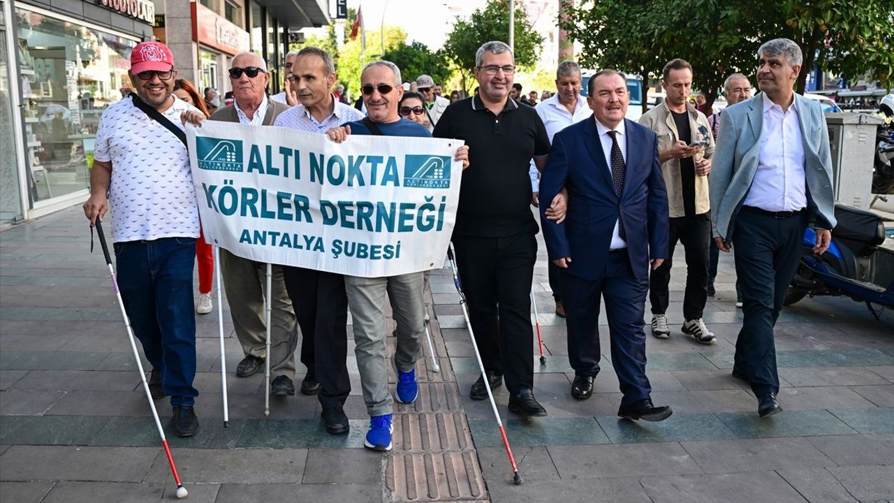 Antalya'da "Beyaz Baston Güvenlik Günü" yürüyüşü: Kılavuz Çizgisini Terk Et, Beyaz Bastonu Fark Et