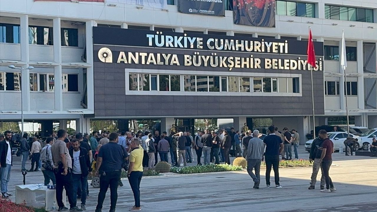 Antalya'da hafriyat kamyonu şoförleri belediye cezalarını protesto etti