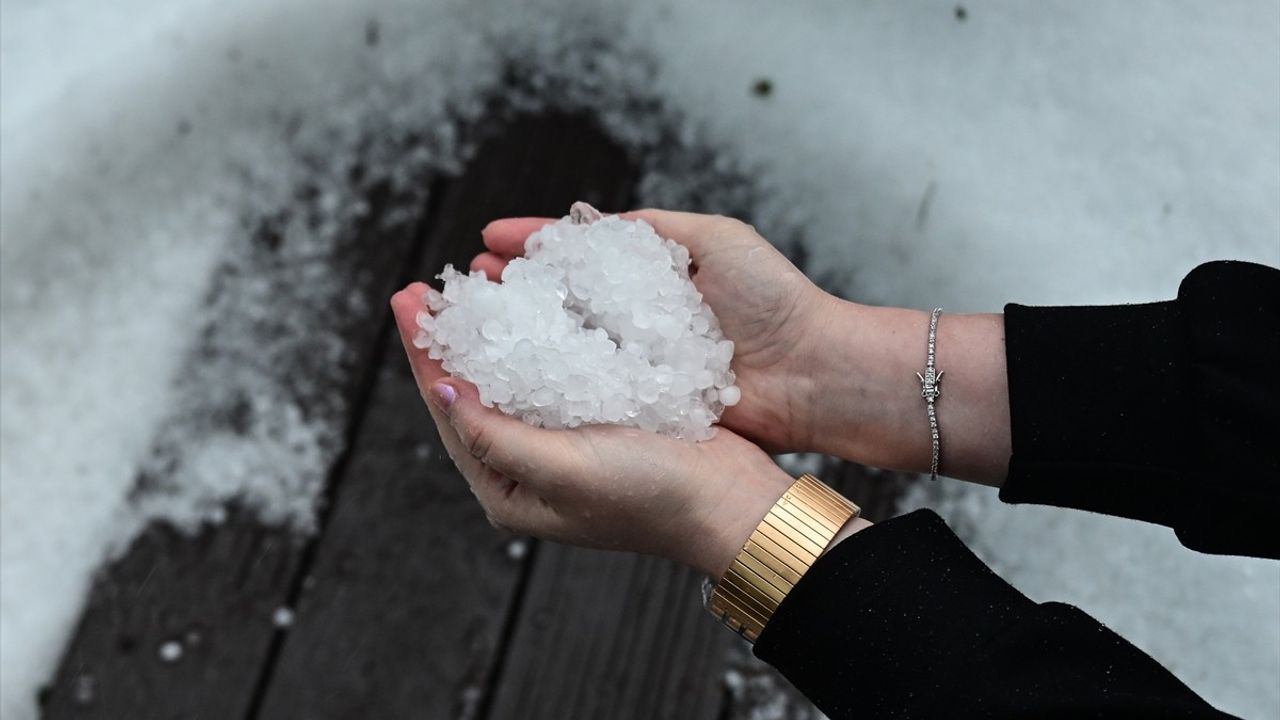 Antalya'da sağanak ve dolu hayatı etkiledi; ulaşım ve festival programında aksama