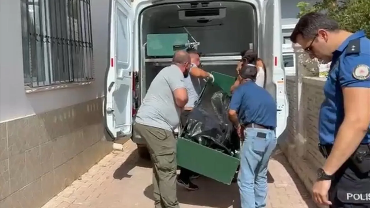 Antalya Kepez'de 10 gün önce cezaevinden çıkan kadın arkadaşının evinde ölü bulundu