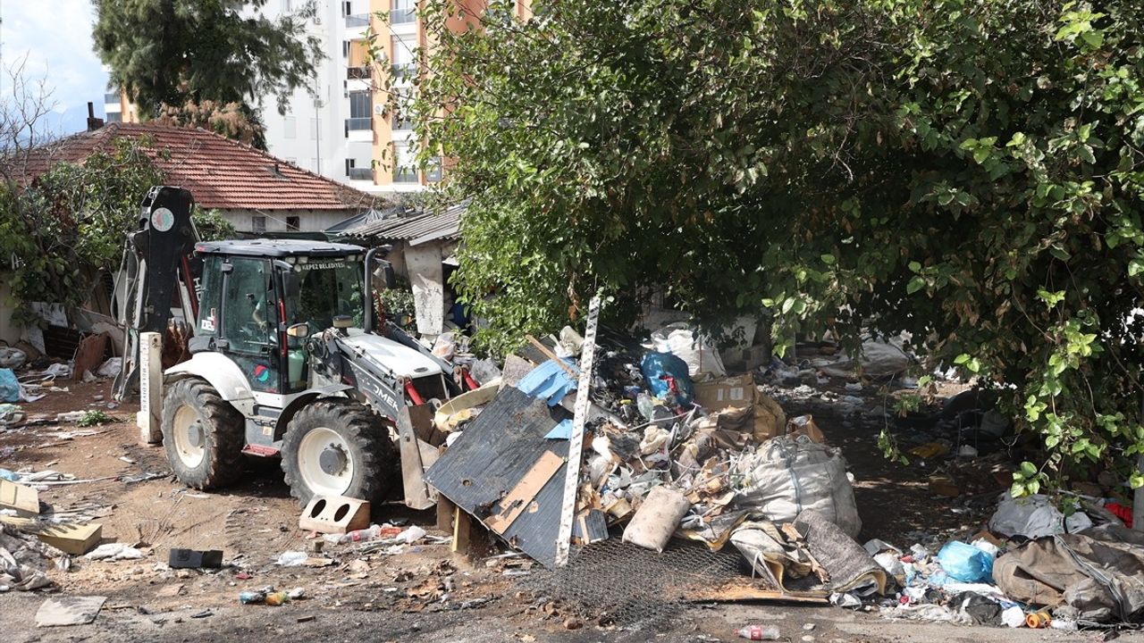 Antalya Kepez'de 8 müstakil evden tonlarca çöp çıkarıldı