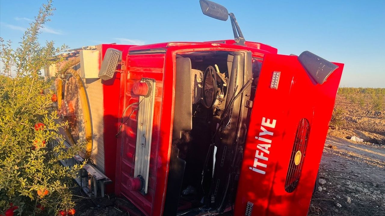 Antalya Serik'te İtfaiye Aracı Devrildi: Yangına Giderken 2 Kişi Yaralandı