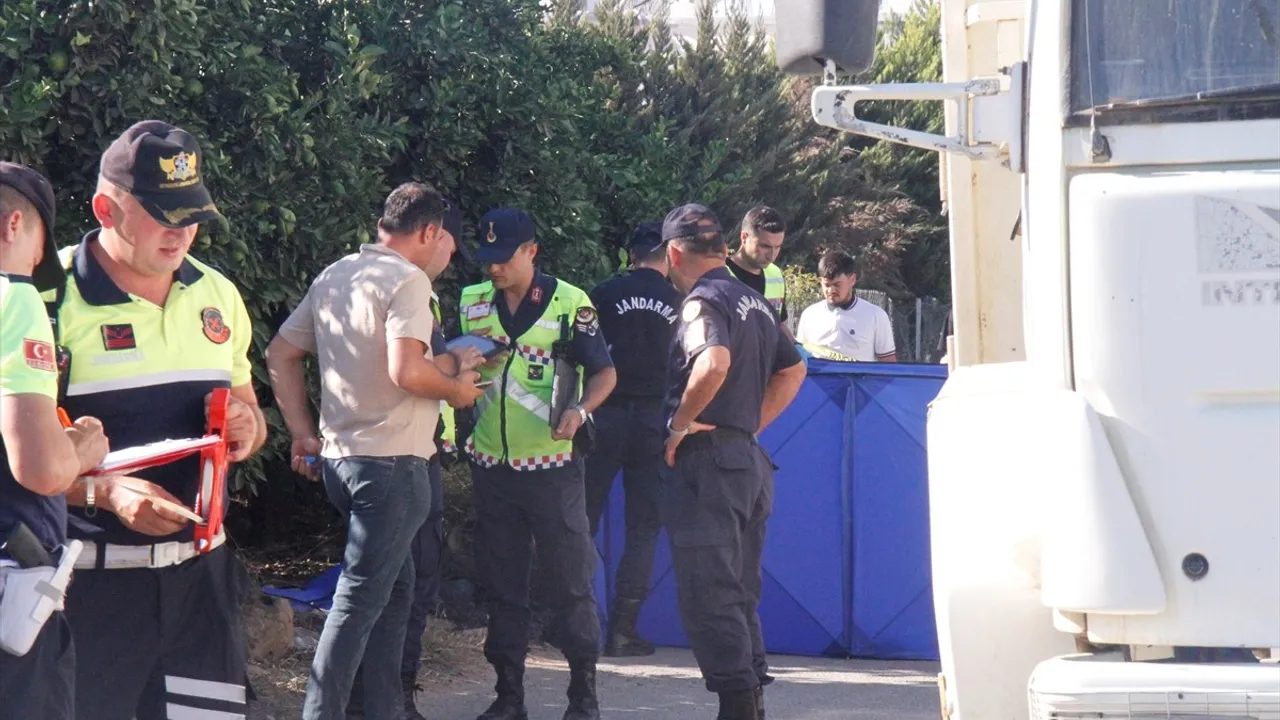 Antalya Serik'te kamyon ile motosiklet çarpıştı: 1 kişi hayatını kaybetti