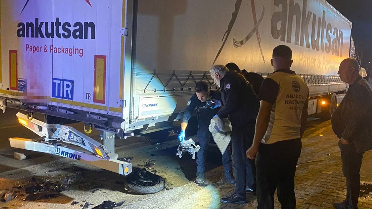 Antalya Serik'te park halindeki tıra çarpan motosiklet sürücüsü yaşamını yitirdi