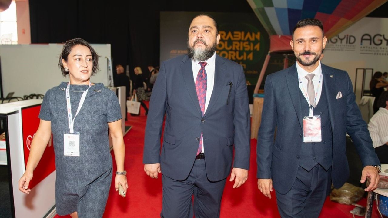 Antalya Turizm Fuarı'nda Devlet Tiyatroları'nın 'Sahnede Bir Dünya' Sergisi Açıldı