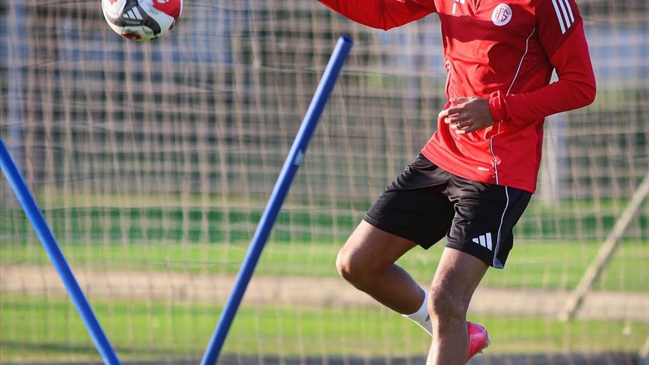 Antalyaspor, 19 Ekim'de Gaziantep FK deplasmanı öncesi hazırlıklarını Atilla Vehbi Konuk Tesisleri'nde sürdürdü