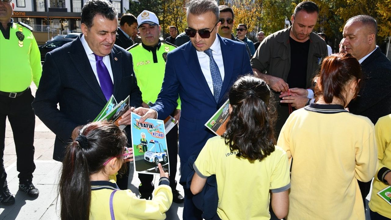 Ardahan'da Mobil Trafik Eğitim Tırı ile Çocuklara Trafik Kuralları Öğretildi