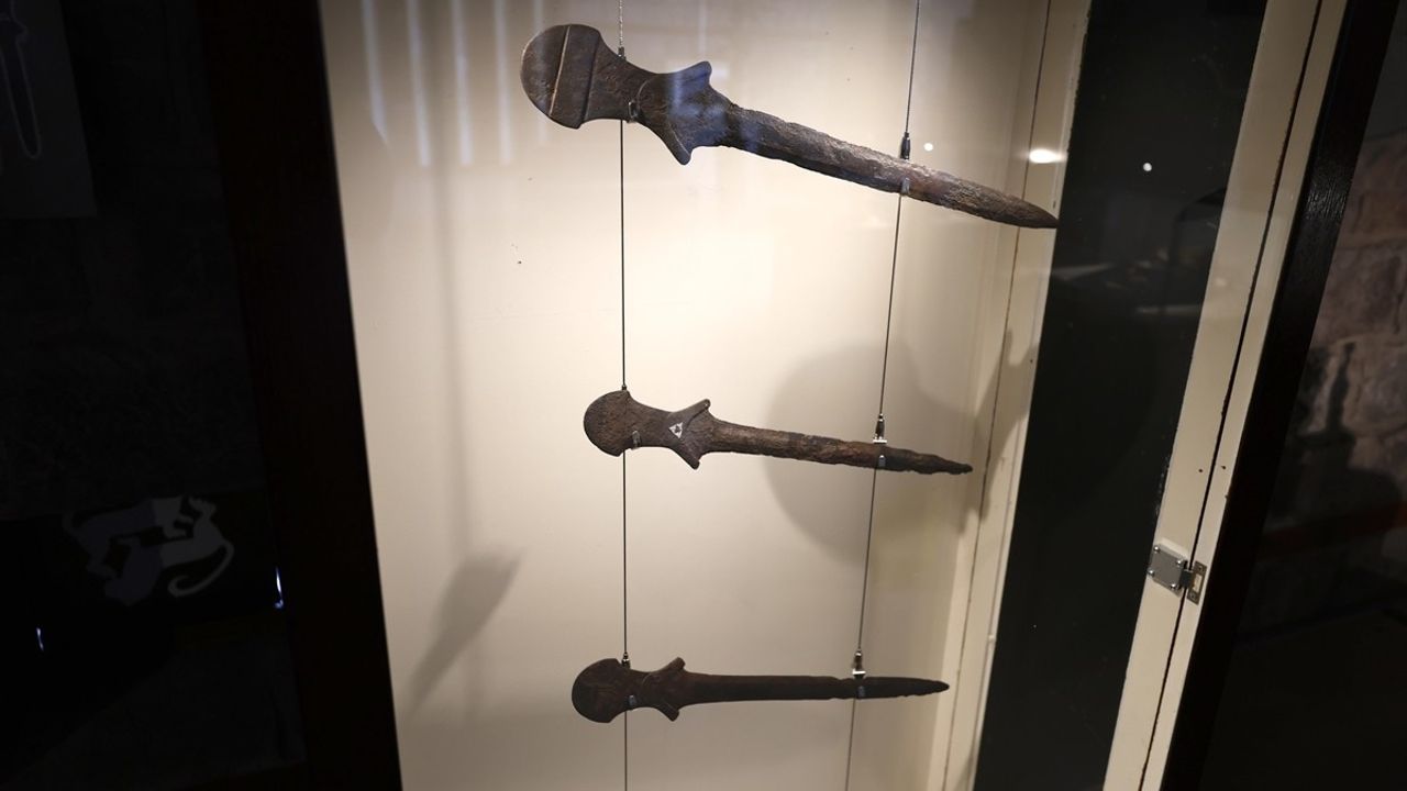 Arslantepe'de bulunan 5 bin 500 yıllık 9 kılıç, devletleşme ve askeri sistemi aydınlatıyor