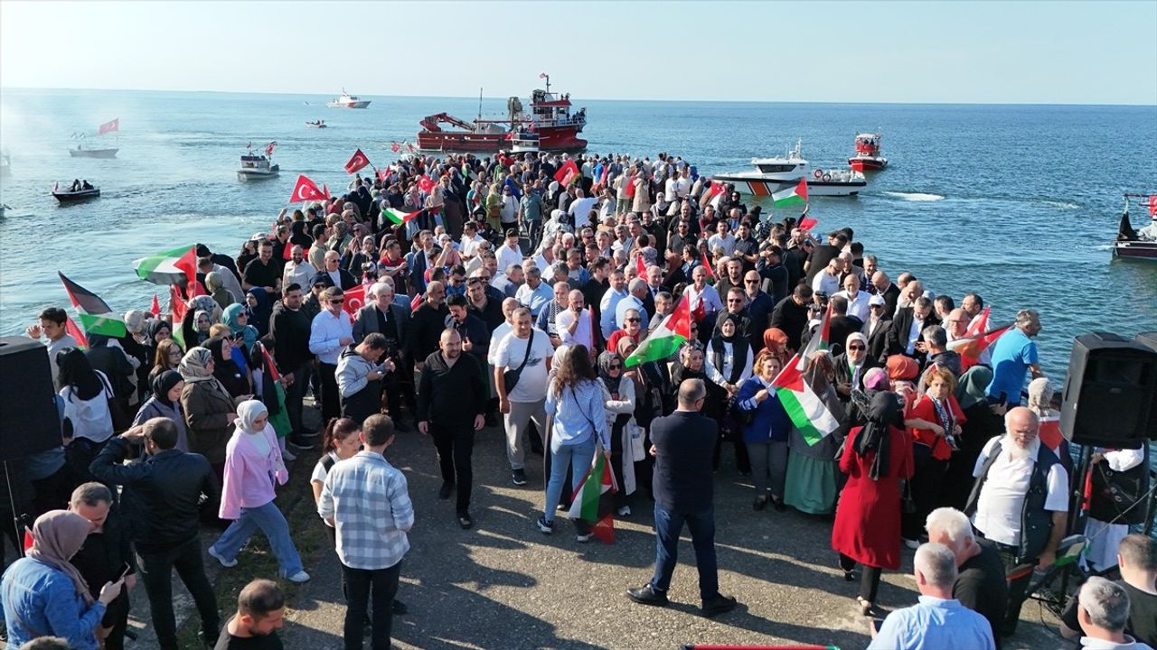 Artvin'de denizciler Karadeniz'e açılarak Küresel Sumud Filosu ve Filistin'e destek verdi
