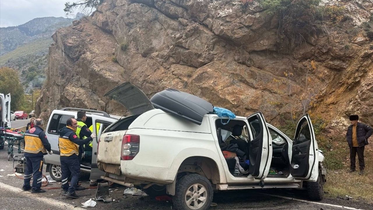 Artvin Şavşat'ta üç aracın karıştığı trafik kazasında 4 kişi yaralandı