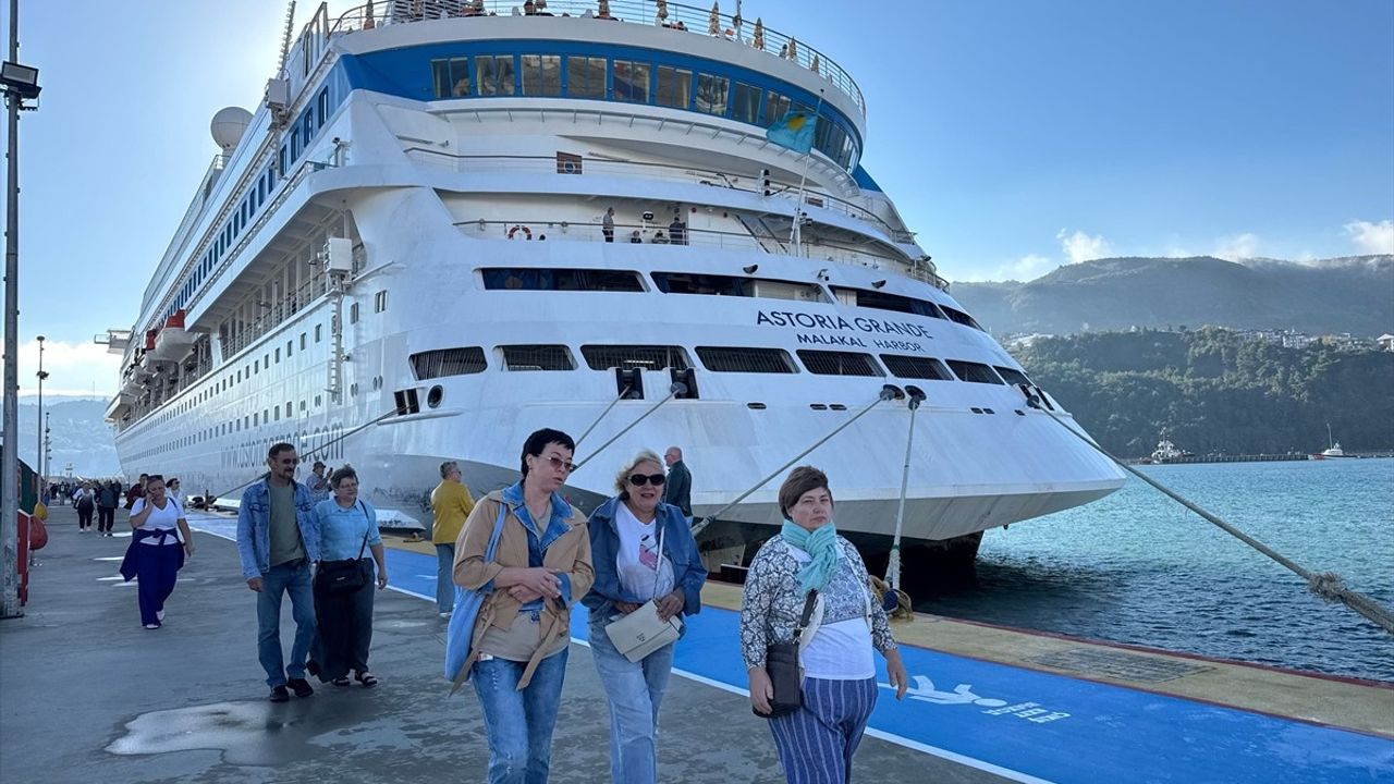 Astoria Grande kruvaziyeri 947 yolcuyla Amasra'ya demirledi