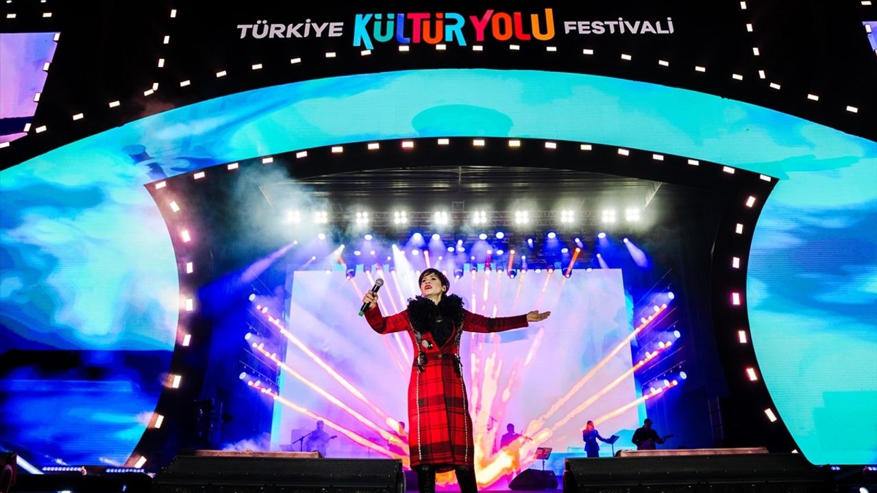 Aydilge, Malatya Kültür Yolu Festivali'nde Filistin'e destek verdi