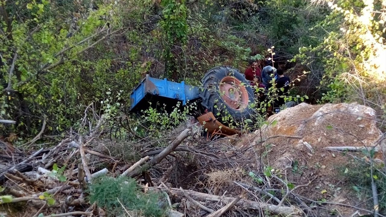 Aydın Bozdoğan'da traktör şarampole devrildi: sürücü hayatını kaybetti
