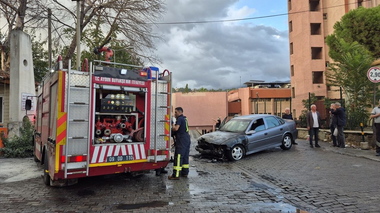 Aydın'da geri manevra yapan otomobilde yangın çıktı, araç kullanılamaz hale geldi