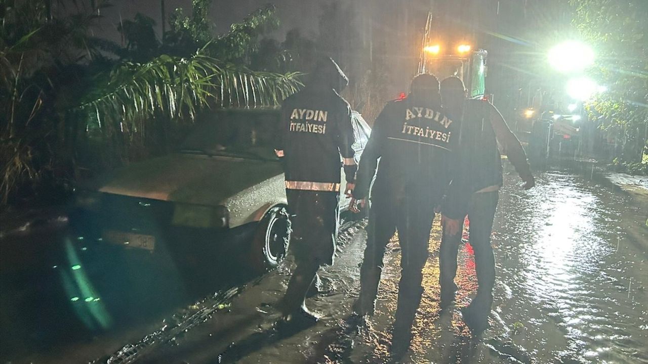 Aydın'da sağanak çamuru Aydın-Denizli kara yoluna taştı, trafikte kısa süreli aksama yaşandı