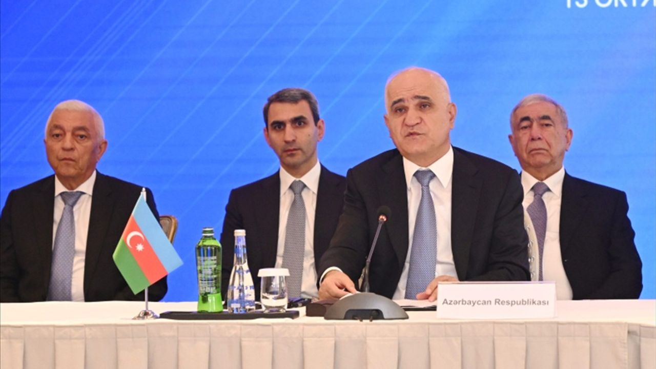 Azerbaycan, Rusya ve İran Bakü'de ulaşım, enerji ve gümrük işbirliğini görüştü