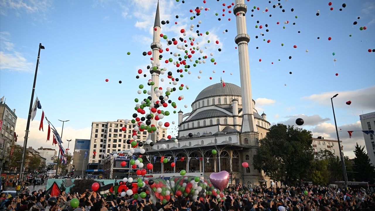 Bağcılar'da Gazze'deki kız çocukları için balonlar gökyüzüne bırakıldı