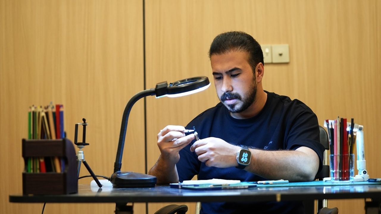 Bağdatlı Murtaza el-Yabani, Kurşun Kalem Uçlarını Mikro Heykellere Dönüştürüyor