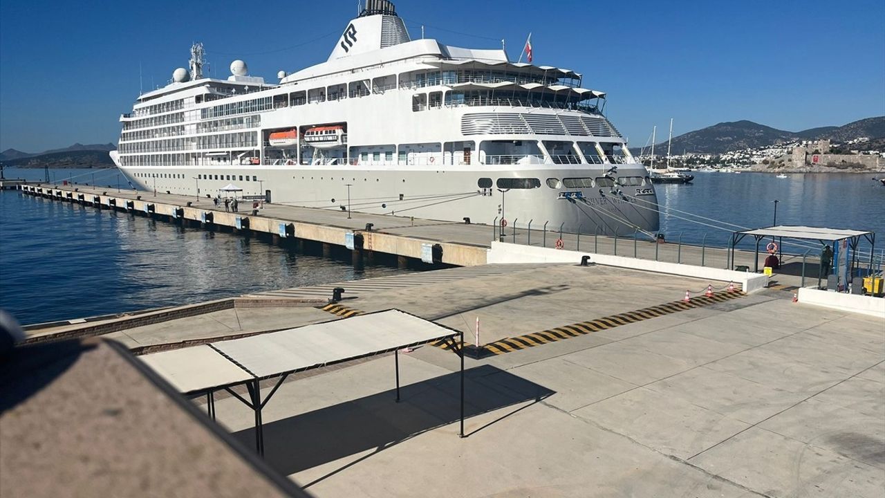 Bahamalar bayraklı 'Silver Whisper' Bodrum'a 340 turist getirdi