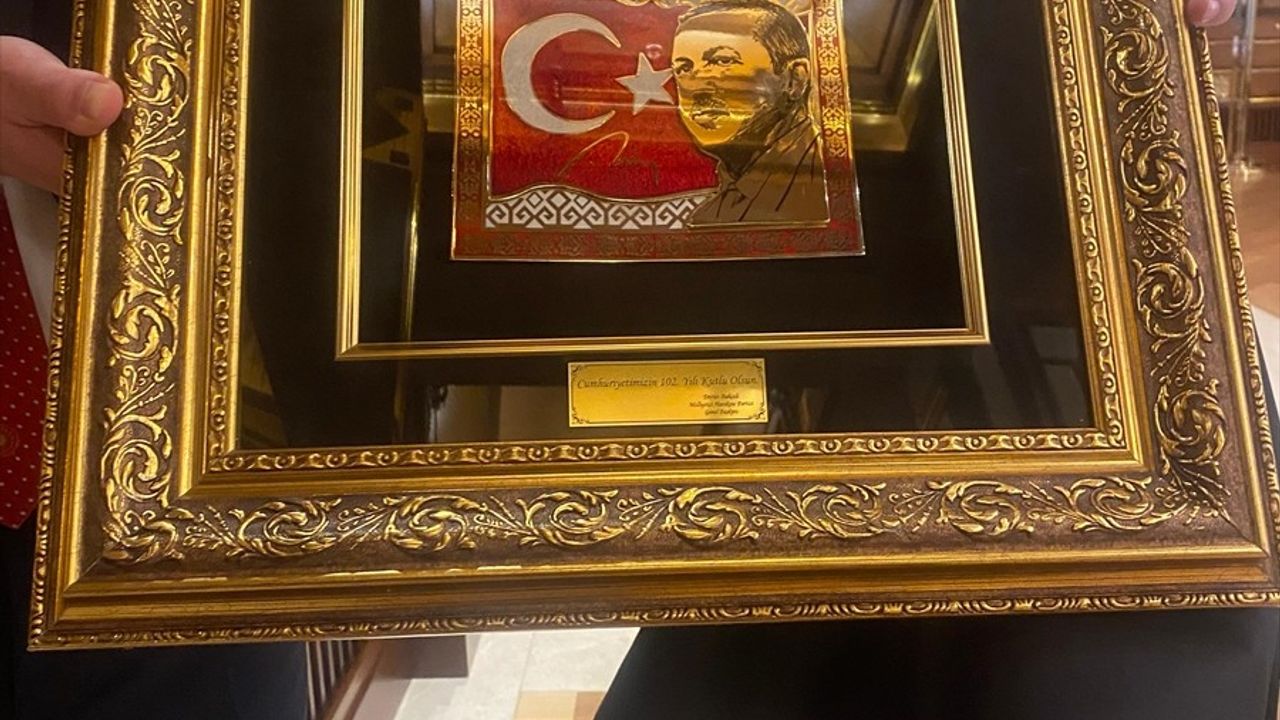 Bahçeli'den Cumhurbaşkanı Erdoğan'a Cumhuriyetin 102. yılına özel tablo hediyesi
