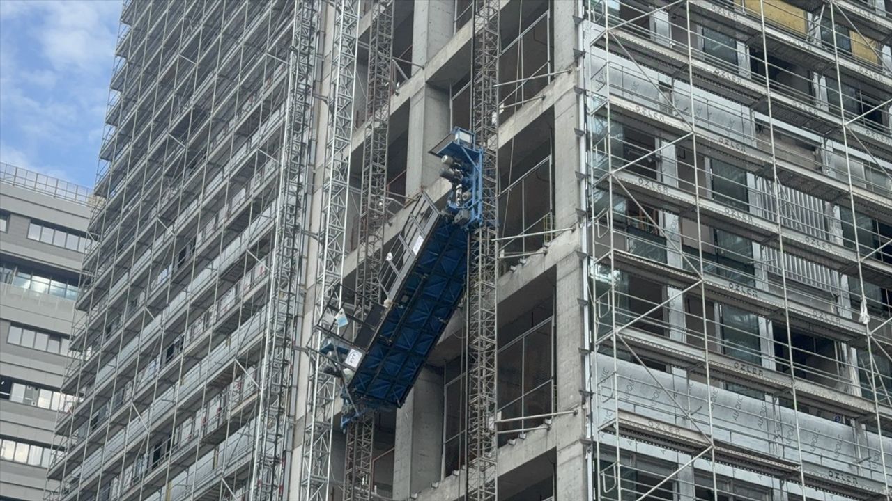 Bahçelievler Yenibosna'da arızalanan inşaat asansöründeki işçiler itfaiye tarafından kurtarıldı