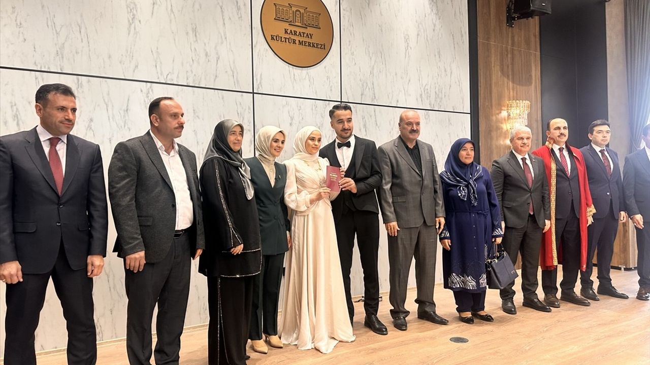 Bakan Göktaş, Konya'da evlilik kredisi destekli çiftin nikah şahidi oldu