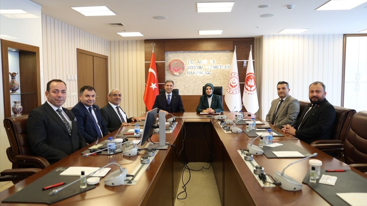 Bakan Göktaş, Zafer Sırakaya ve Tokat Konfederasyonu heyetiyle bakanlıkta görüştü