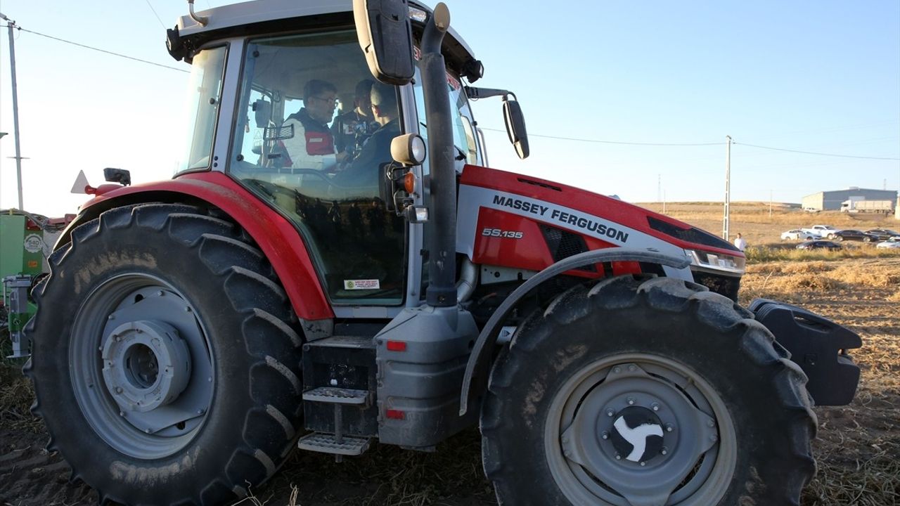 Bakan İbrahim Yumaklı Bitlis'te kuru fasulye hasadına katıldı ve TMO'nun piyasa düzenlemesine başlayacağını açıkladı