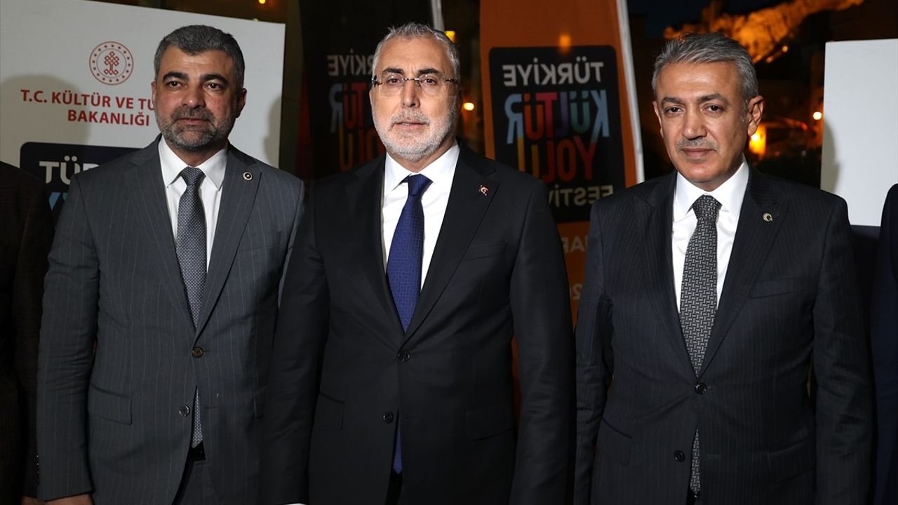 Bakan Işıkhan, Mardin Kültür Yolu Festivali'nde sergileri ve etkinlikleri inceledi