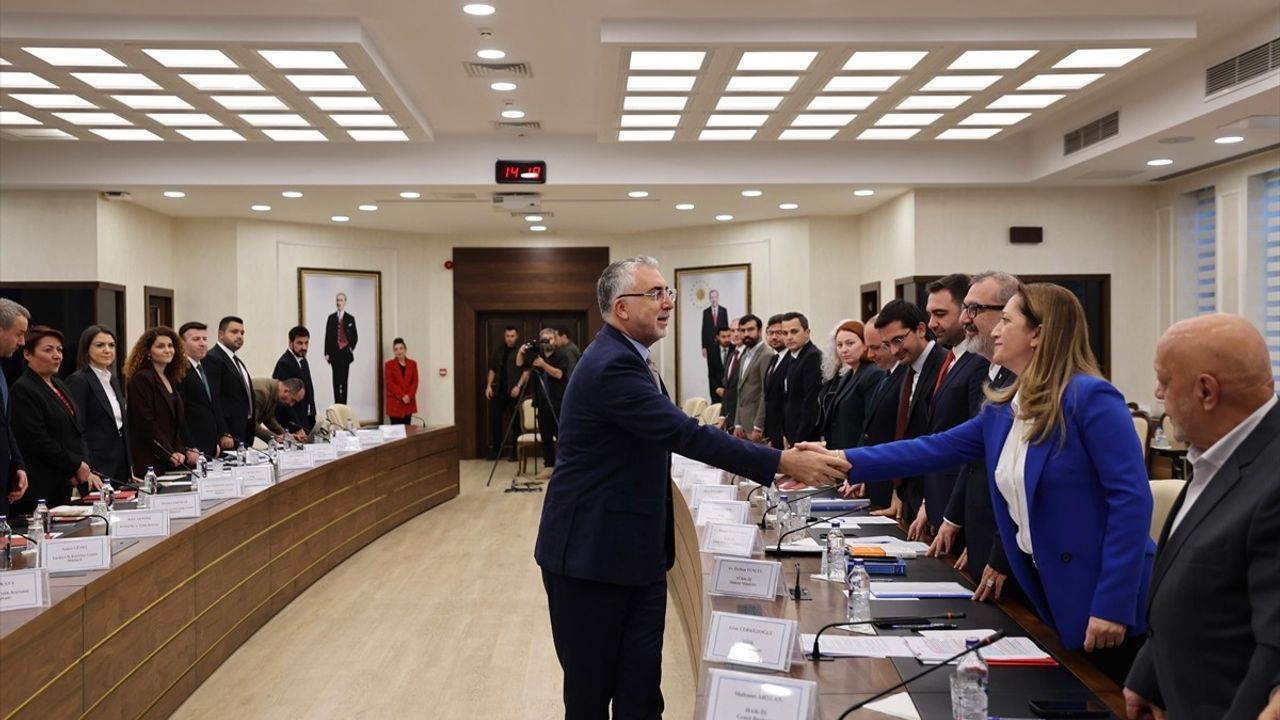 Bakan Işıkhan: Üçlü Danışma Kurulu'nda 'Sendikal Örgütlenmenin Yaygınlaştırılması' gündemi ele alındı