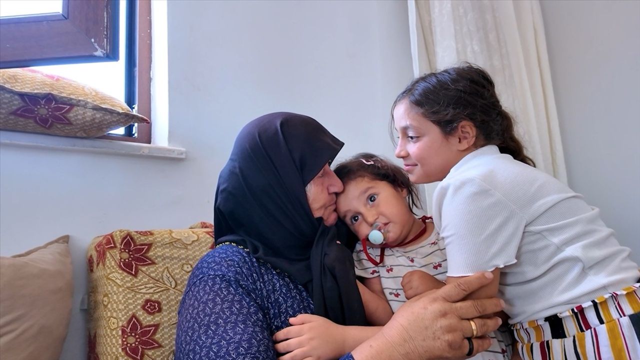 Bakan Kurum, TOKİ konutlarına yerleşen Kahramanmaraşlı çiftin görüntülerini paylaştı