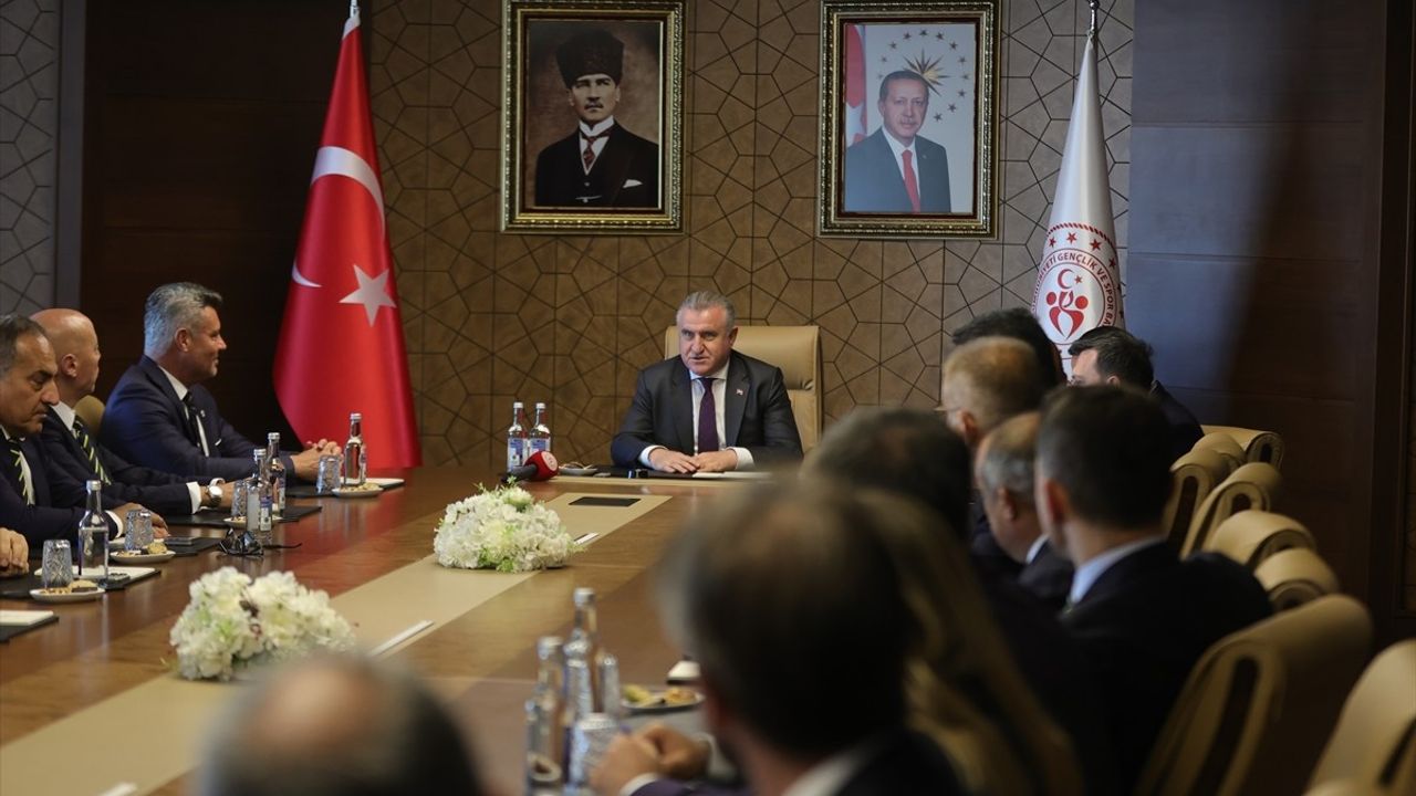 Bakan Osman Aşkın Bak, Fenerbahçe Başkanı Sadettin Saran ve Yönetimini Kabul Etti