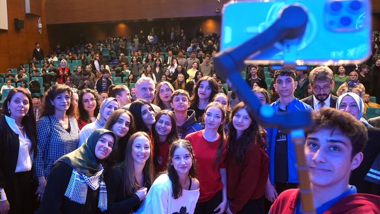 Bakan Osman Aşkın Bak'tan GönüllüyüzBİZ Çağrısı: Üniversitelerde Gönüllülük Eğitimi ve 30 Milyon Lira Proje Desteği