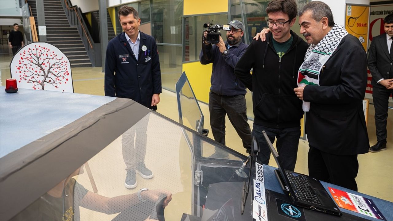 Bakan Tekin Cezeri Yeşil Teknoloji MTAL'ini ziyaret etti; 'Enerji Dedektifi' kitapçığının dağıtımı kararı