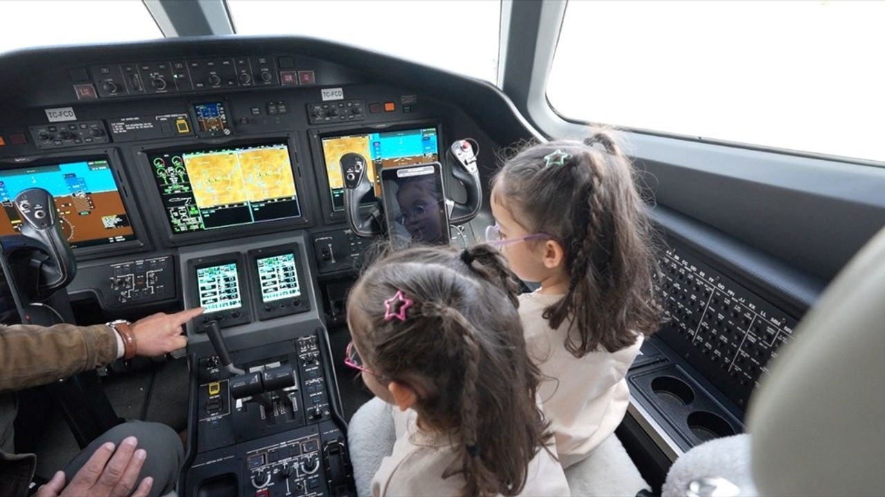 Bakan Uraloğlu, uçak meraklısı ikiz Erva ve Zümra'yı Bakanlık'ta ağırladı