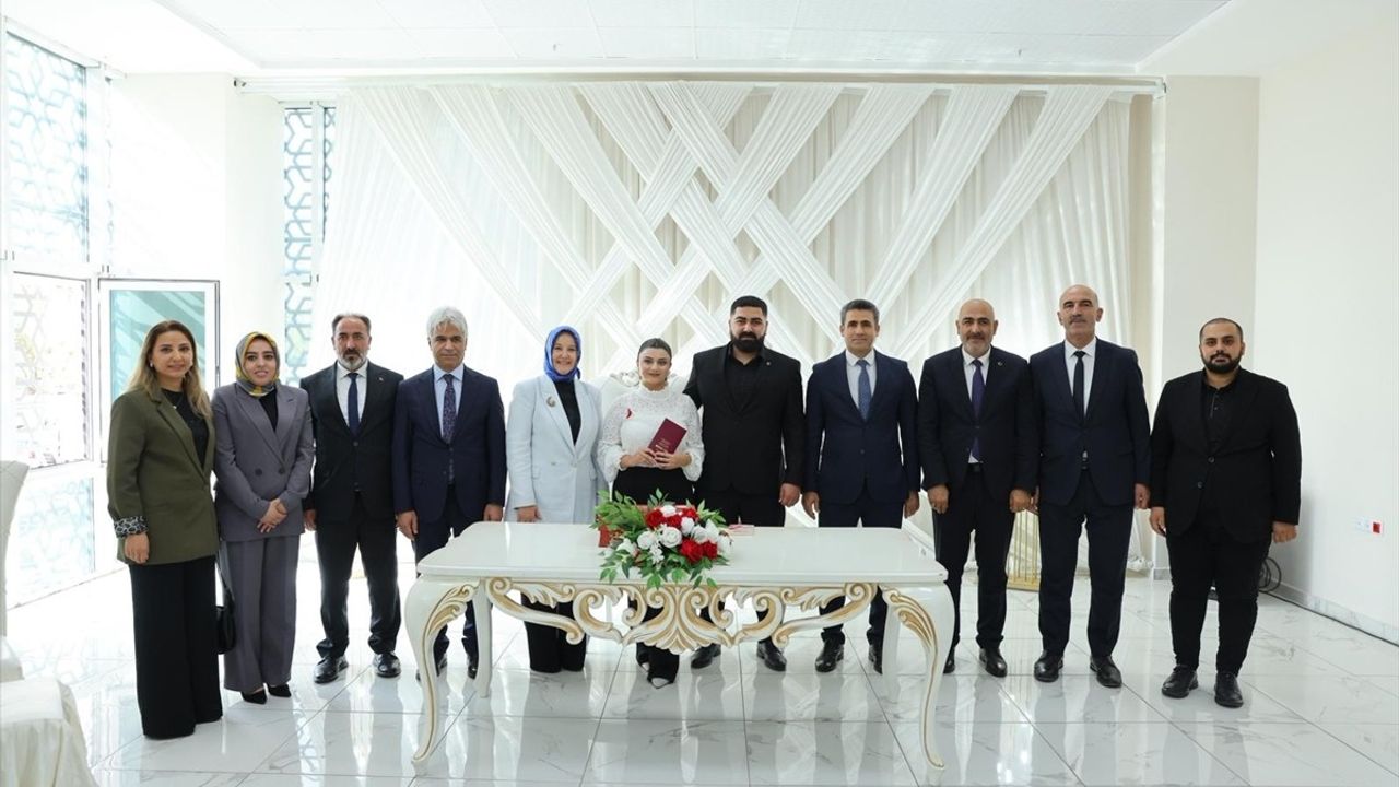 Bakan Yardımcısı Leman Yenigün, Bingöl'de 'Evlenecek Gençlerin Desteklenmesi Projesi' kapsamındaki çiftin nikah şahidi oldu