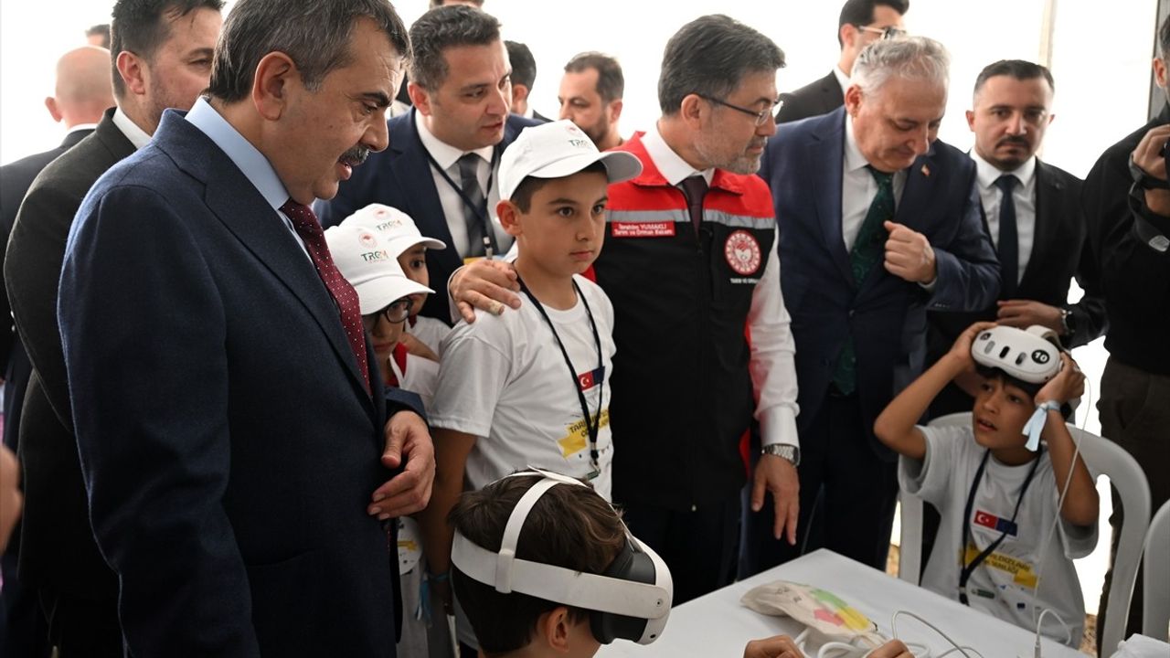 Bakan Yumaklı ve Bakan Tekin, Tarımın Yıldızları Çocuk Şenliği alanını ziyaret etti