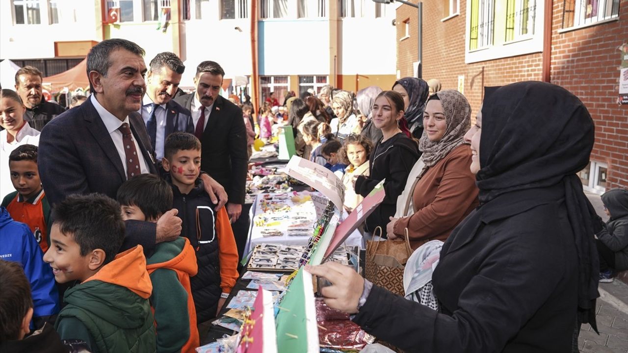 Bakan Yusuf Tekin, Geliri Gazze'ye Bağışlanacak 'Bir Okul Bin Umut Gazze Kermesi'ne Katıldı