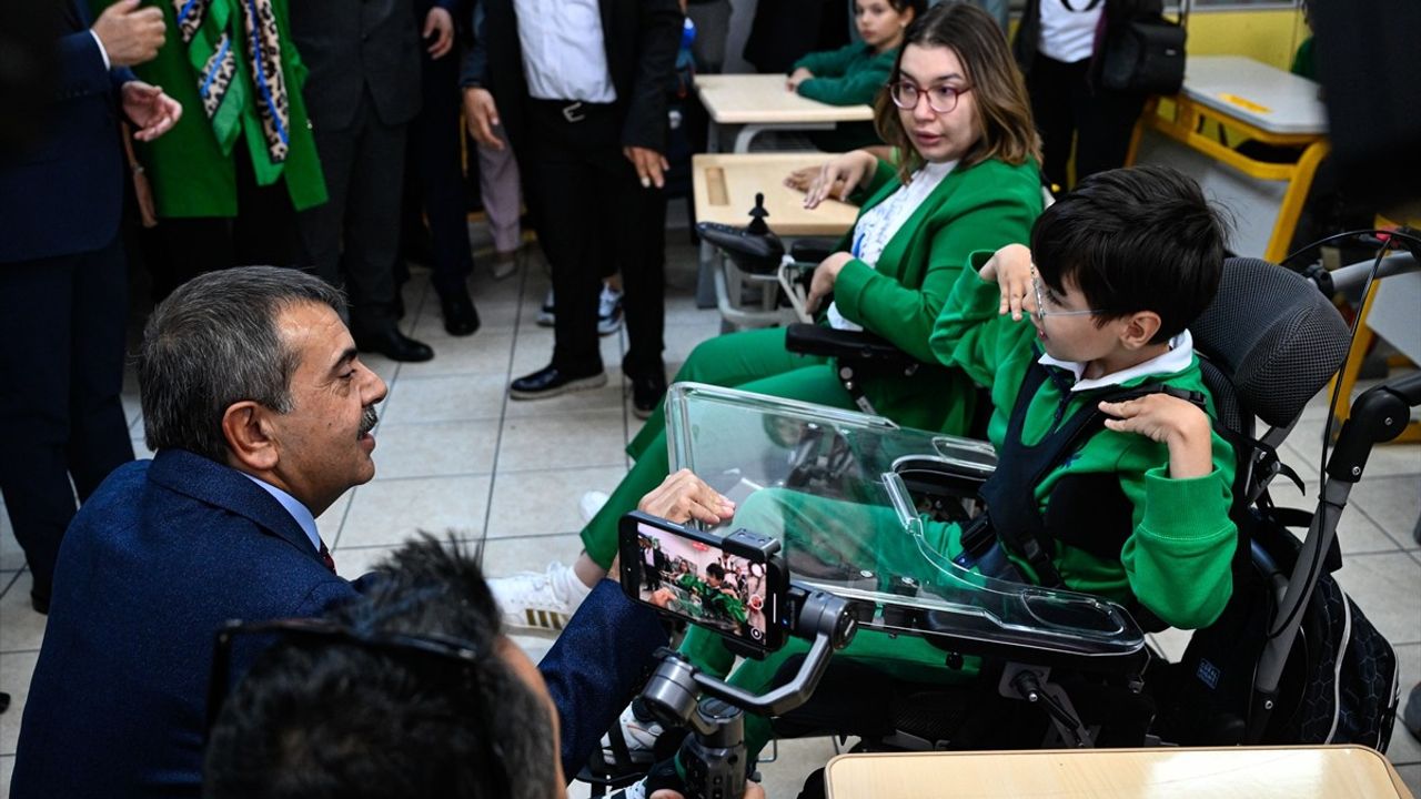 Bakanlar Tekin ve Yumaklı, 6 Ekim Serebral Palsi Farkındalık Günü'nde MEV Gökkuşağı Özel Eğitim Okulunu Ziyaret Etti