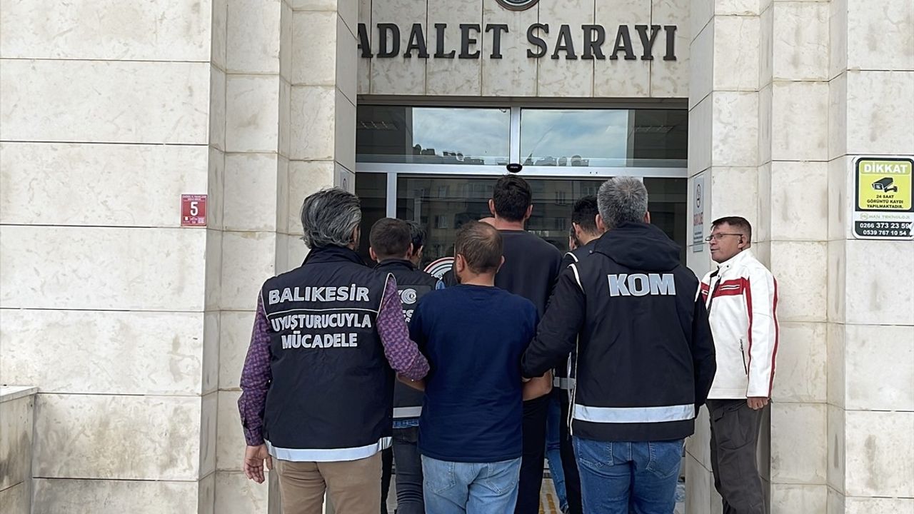 Balıkesir'de cezaevi firarisiyle ilişkili 3 şüpheli 'suçluyu kayırma' suçlamasıyla adliyeye sevk edildi