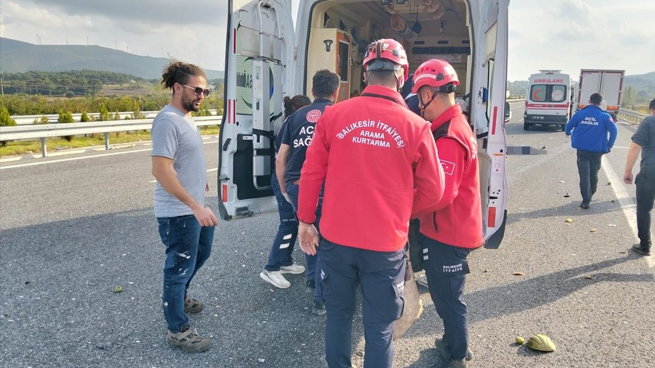 Balıkesir'de otoyolda kamyonetin çarptığı otomobilde 1 kişi öldü, 1 kişi yaralandı