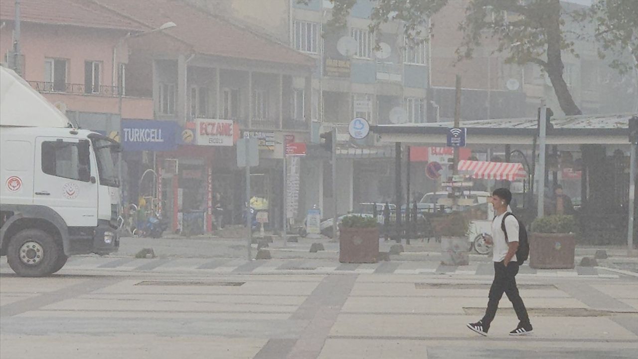 Balıkesir'de Sis Etkili Oldu: Sındırgı'da Görüş Mesafesi 20 Metreye Kadar Düştü