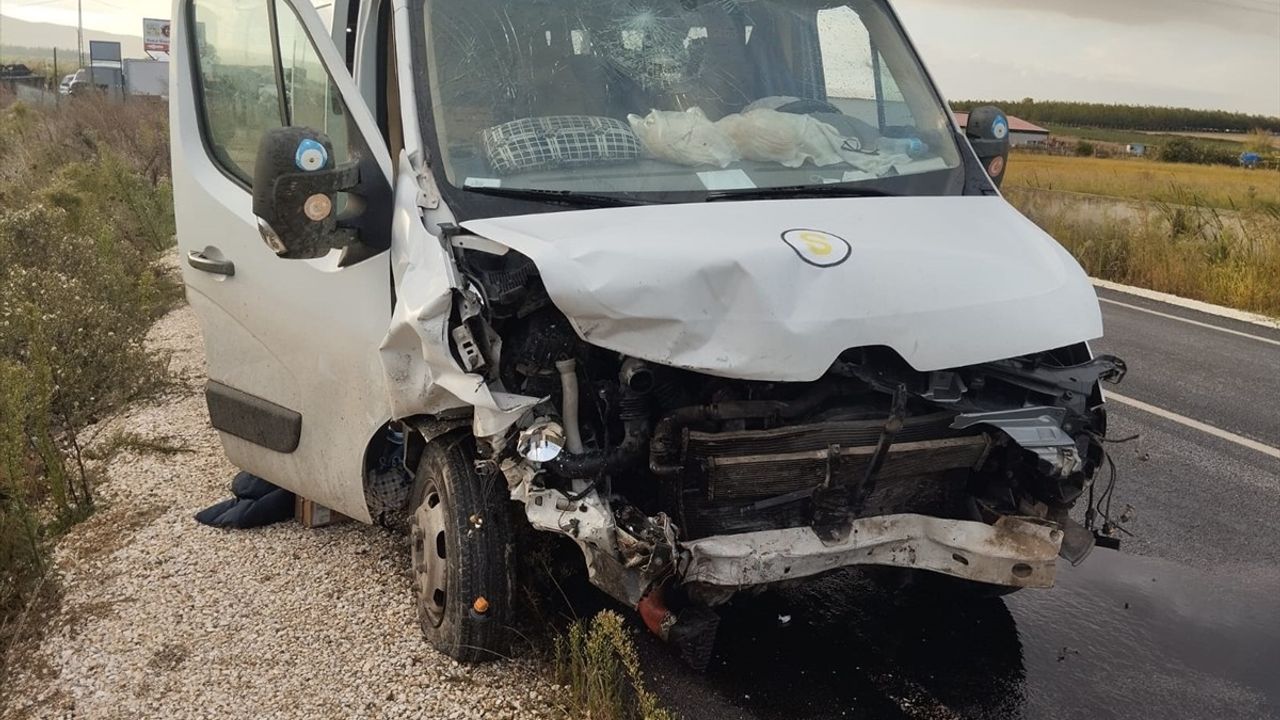 Balıkesir Gönen'de öğrenci servisi ile otomobil çarpıştı: 2 ölü, 8 yaralı