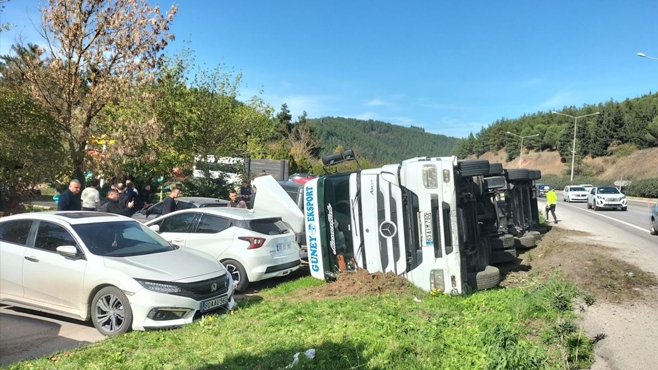 Balıkesir Karesi'de ayçiçeği yağı yüklü tanker devrildi, 7 park halindeki araç hasar gördü