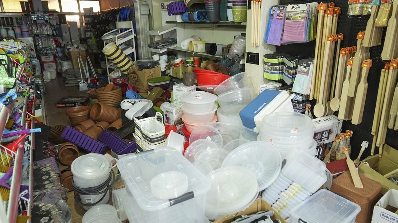 Balıkesir Sındırgı'da 10 Ağustos'taki 6,1 büyüklüğündeki deprem sonrası esnaf zarar ve üzüntü yaşıyor