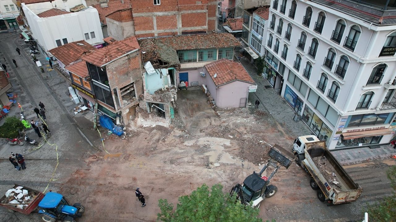 Balıkesir Sındırgı'da 6,1 büyüklüğündeki depremde yıkılan iş yerinin enkazı kaldırıldı