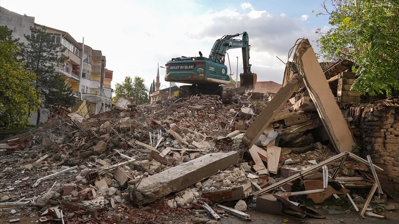 Balıkesir Sındırgı'da 6,1'lik Deprem Sonrası Yıkılan Binalarda Enkaz Kaldırma ve Beton İncelemesi